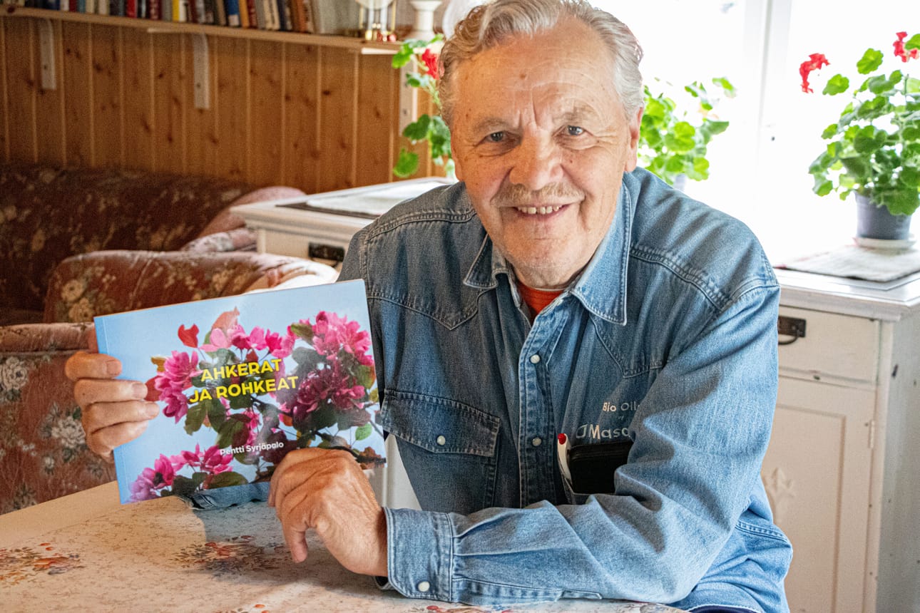 Pentti Syrjäpalon käsissä vasta painosta tullut uusin teos Ahkerat ja rohkeat. Kirjan julkaisutilaisuus oli perjantaina 10. heinäkuuta.