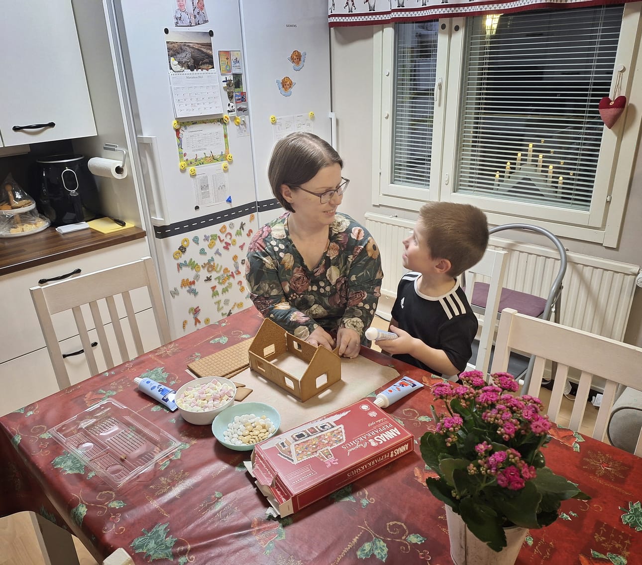 Marika Puolitaival ja hänen poikansa Toivo ovat molemmat lyhytkasvuisia. Kotona laitetaan joulua jo täydellä höyryllä.