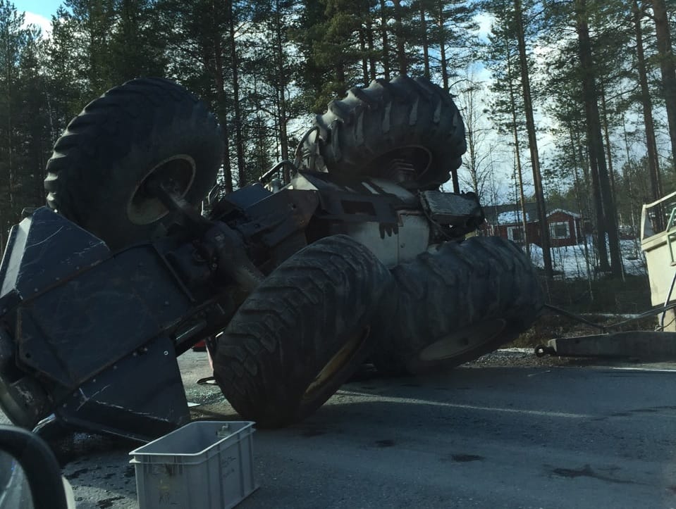 Traktori kaatui Pudasjärven Hetekylässä maanantaina.