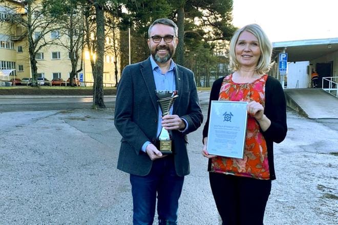OAJ Pohjanmaata johtava Kari Nieminen ja OAJ:n Vaasan paikallisyhdistyksen puheenjohtaja Anne Kärki vastaanottivat Vuoden digiloikkaaja -palkinnon Vaasassa. KUVA: PAULA ERKKILÄ
