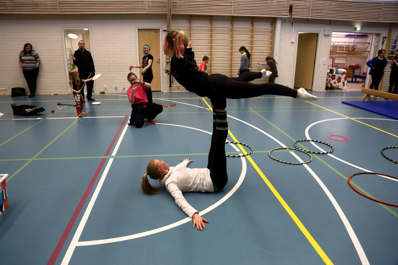 Henna Ikonen kannattelee Annika Heinosta. Marja Hamari-Kämäräinen ottaa kuvaa.