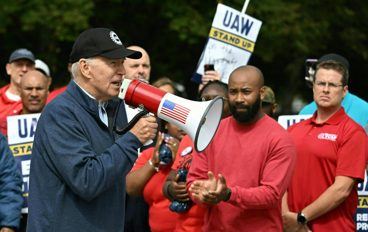 Autoalan ammattiliitto UAW:n logolla varustettuun lippikseen pukeutunut presidentti Joe Biden kävi kertomassa lakkovartiolaisille olevansa heidän puolellaan. LEHTIKUVA / AFP
