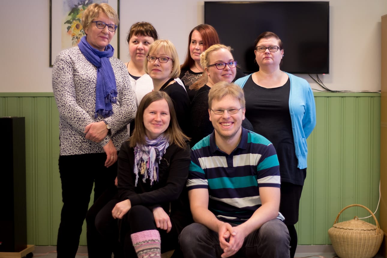 Kuuselassa työskentelevät Sirpa Suoraniemi (vas.takana), Merja Veteläinen, Sonja Kesonen, Taina Kataja, Minna Riekki, Tiina Ronkainen, Katja Pellikka-Mikkonen ja Mikko Törmänen sekä kuvasta poissa olevat Lea Isokoski ja Jari Jaakkonen.