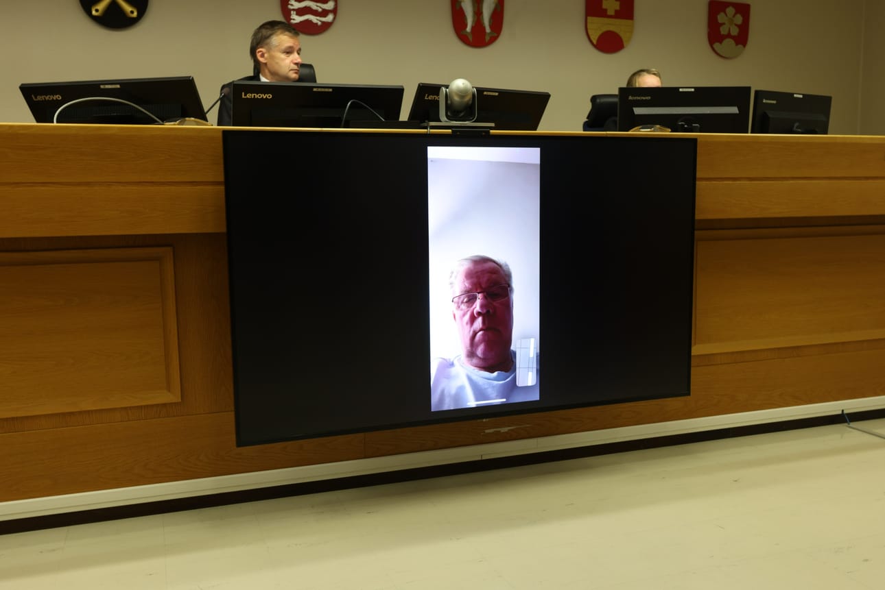 Markku Ritaluoma vastasi talousrikossyytteisiin etäyhteydellä Kanta-Hämeen käräjäoikeudessa. LEHTIKUVA / JUHA TAMMINEN