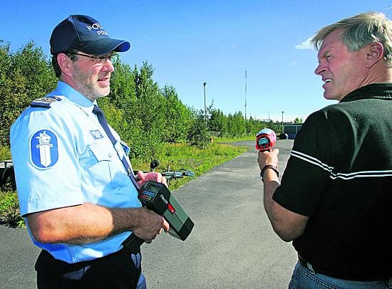 Tutkien nopeusnäytöt kertovat oleellisen. Poliisitutkan ja Radar Gunin näyttöjen ero oli tesisarjassa suurimmillaan kolme kilometriä tunnissa. Poliisitutka pystyi kuitekin mittaamaan nopeuden huomattavasti kauempaa. Radar Gunin mittaus alkoi vasta, kun auto oli noin 25 metrin päässä siitä.