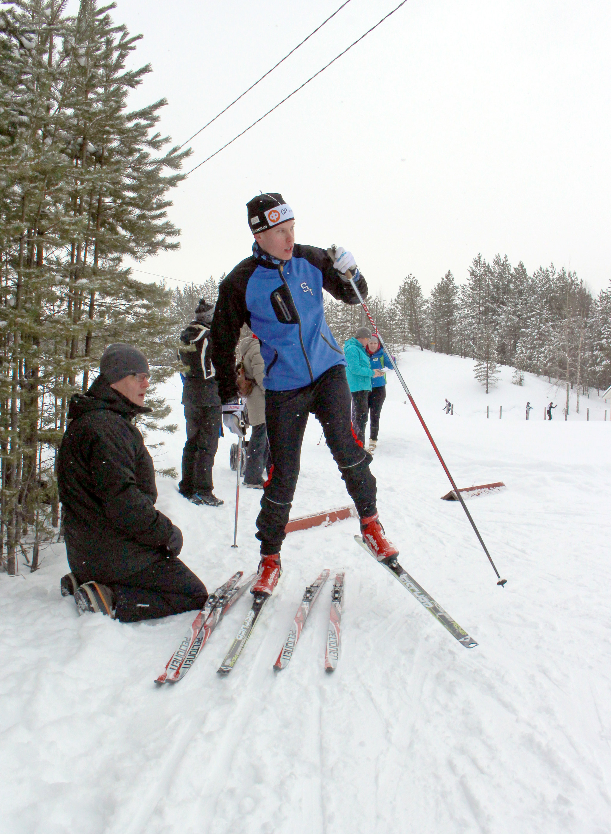 M20-sarjan voittanut Verneri Sievänen (Vuokatti Ski Team) testasi suksia ennen kisaa.