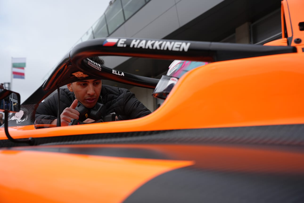 William Alatalo, 23, nousi omalla formulaurallaan F3-sarjaan asti. Nyt hän valmentaa nuoria formulakuljettajia ja ajaa Italian GT-sarjassa.