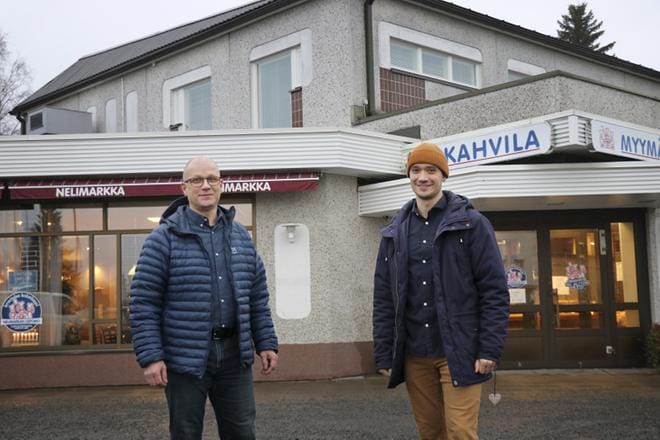 Kimmo Nelimarkka, 56, ja Perttu Nelimarkka, 31, valmistautuvat lähivuosina tapahtumaan sukupolvenvaihdokseen. Isästä tuli yrittäjä, kun leipomon tulipalo pakotti miettimään tulevaa. Pojalla on painanut vaakakupissa halu jatkaa isien perintöä ja olla itse yrittäjä. KUVA: JOHANNA KATAJA