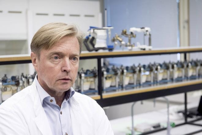 Mikäli hampaat lohkeilevat jatkuvasti samoista hampaista, neuvoo Turun yliopiston hammaslääketieteen laitoksen erikoishammaslääkäri Timo Närhi asiakasta kysymään, mistä lohkeilu voi johtua, ja voisiko olla pysyvämpiä ratkaisuja hampaiden korjaamiseen. KUVA: Jori Liimatainen