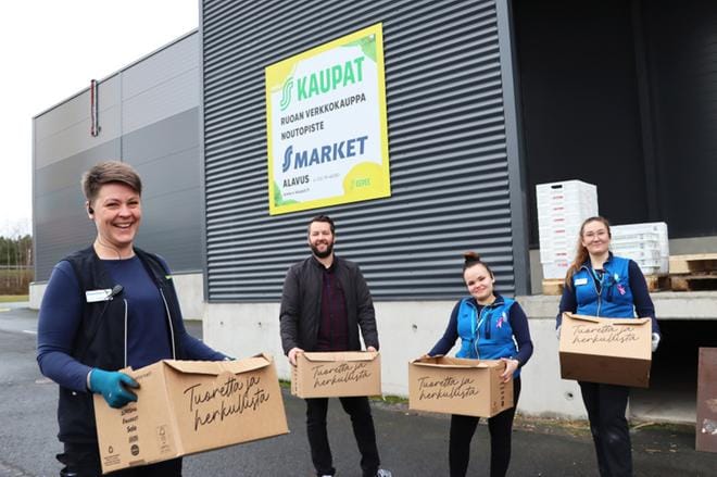 Jonna Harju-Panula (vas.), Jukka Matikainen, Laura Leppälä ja Aili Halla-aho kertoivat, että tilatut ostokset ovat haettavissa myymälän noutopisteeltä. KUVA: EEVA-LIISA KULJU
