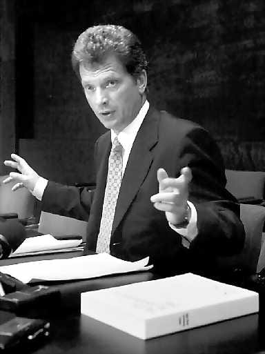 Valtiovarainministeri Sauli Niinistö suosittaa varautumaan asuntolainakorkojen voimakkaaseenkin nousuun.