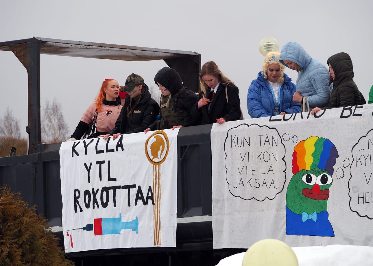 "Kyllä YTL rokottaa", luki abien lakanassa.