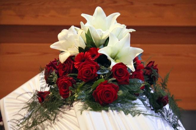 Kun vainajaa viedään kappeliin tai kirkkoon ja siunauksen jälkeen hautausmaalle, arkun kantamiseen tarvitaan kuusi henkilöä.