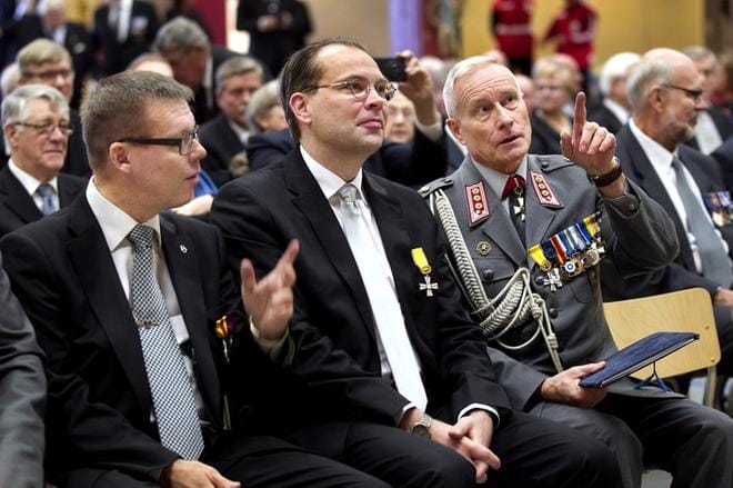Kauhavan kaupunginjohtaja Markku Lumio (vas.) ja eversti evp. Jorma Jokisalo selvittivät juhlaseminaarin ohjelmaa puolustusministeri Jussi Niinistölle. KUVAT: JOUKO HÄNNINEN