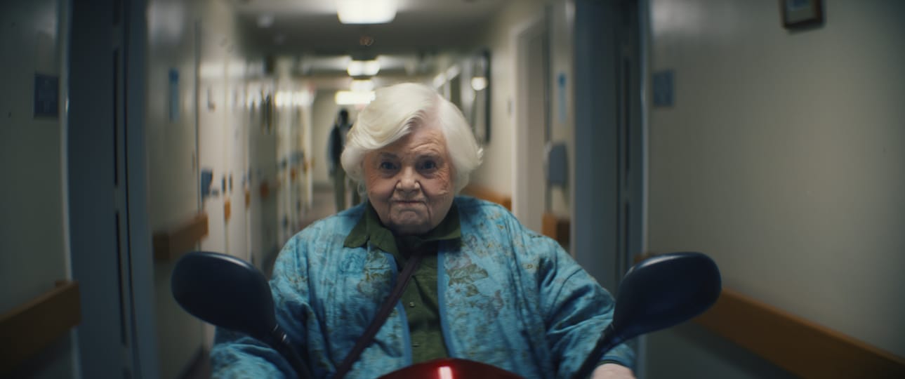 Pois alta, Thelma (June Squibb) tulee!