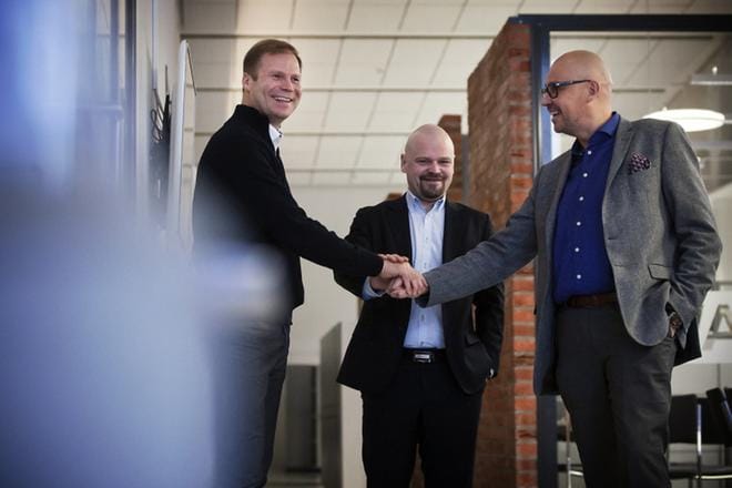 Juha Äkräs, Jani Peräsarka ja Ari Tyynismaa korostavat, että energinen, motivoitunut ja luova työntekijä on firmalle tuottava voimavara. KUVA: JARNO PELLINEN