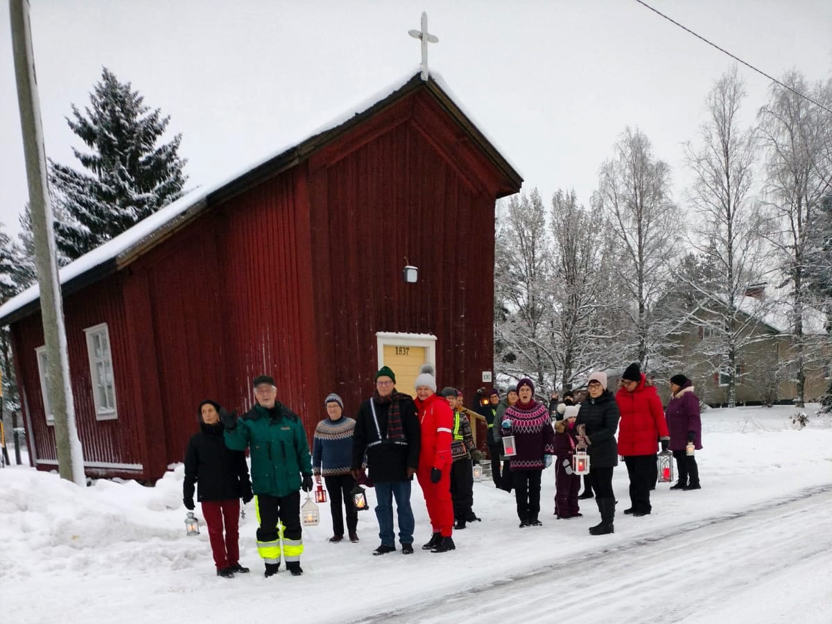 Lyhtykulkue lähti Sarvijoen rukoushuoneelta ja teki kierroksen kylällä lyhtyineen laulaen Hoosiannaa ennen puurolle menoa.