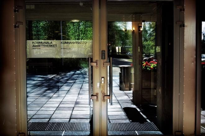 Mustasaaren virastotaloa saneerataan parhaillaan sisäilmaongelmien vuoksi. Valtuusto päätti torstai-iltana 600 000 euron lisämäärärahasta remonttia varten. Arkistokuva: Kirsi Tuura