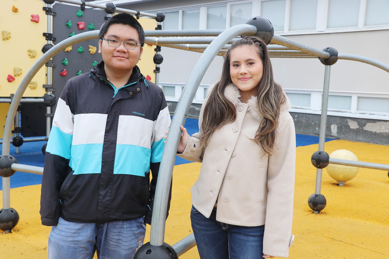 Nguyen Minh ja Pham Vy muuttivat ummikkoina Vimpeliin kolme vuotta sitten. Nyt he ovat kevään tuoreita ylioppilaita.