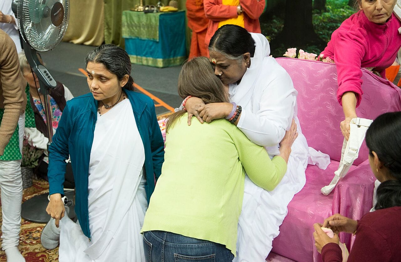 Leena Shemeikka oli ensimmäinen, joka pääsi intialaista Äiti Ammaa halaamaan.