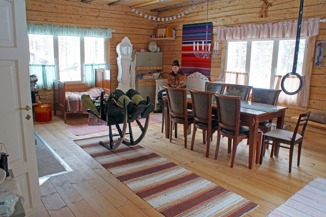 Pirtin sisustuksessa on tavoitteena vuosikymmenten takainen henki. Perinnerakentajien taidoille on kysyntää ja töitä riittäisi, mutta tekijät ovat vähissä, tietää monenlaisia taloja ja mökkejä pystyttänyt yrittäjä Veli-Matti Hanhisuanto.