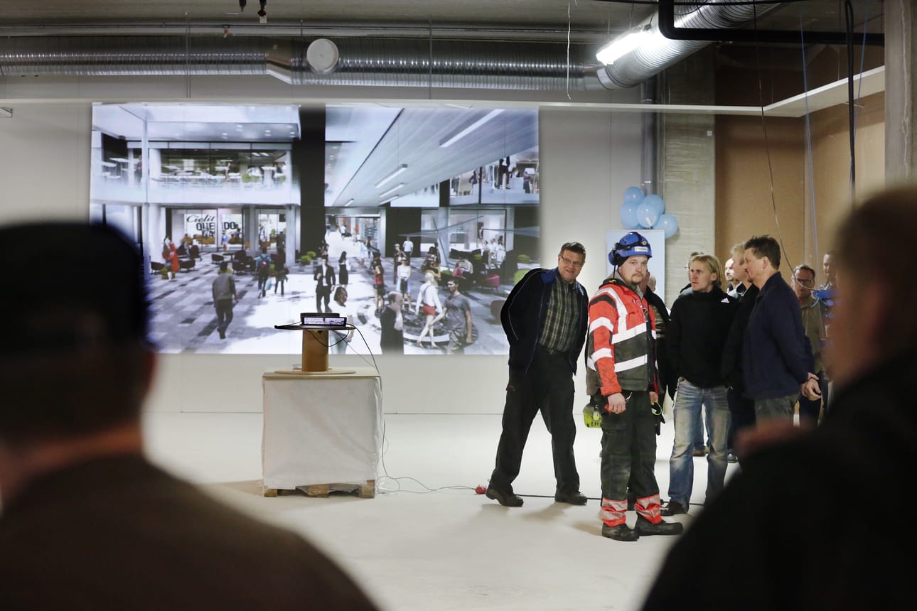 Arina hakee tavarataloonsa muun muassa myyntialuevastaavia, myyjiä, visualisteja, parturi-kampaajia, floristeja, kosmetologeja, varastotyöntekijöitä, kassahenkilöitä, kokkeja ja muita ravintola-alan ammattilaisia.