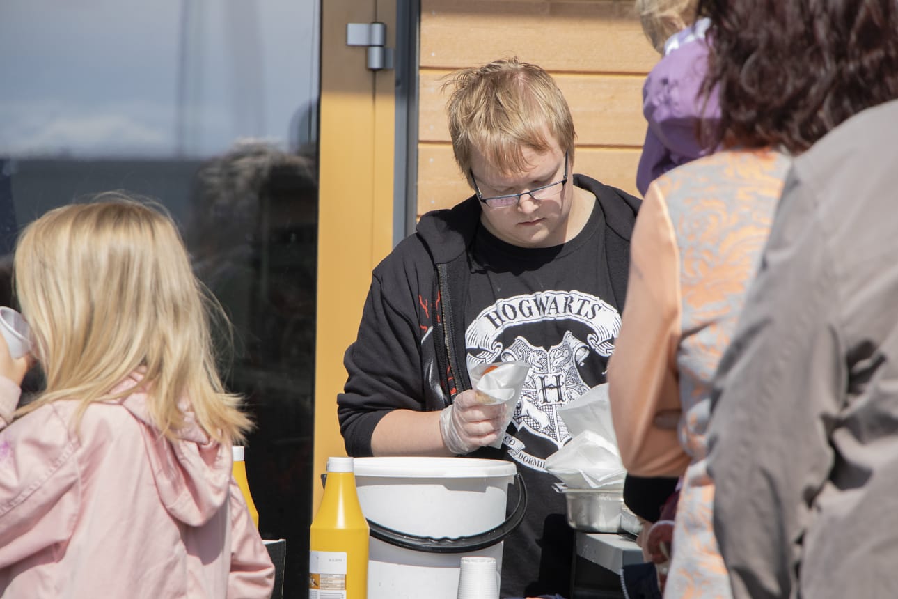 Makkaraa saatiin niin raakana ämpärissä, kuin ihan kypsäksi paistettuna.