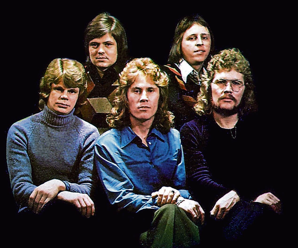 Kaseva vuosimallia 1976: Tapio Rauma (edessä vas.), Mikko Jokela, Nils Jokela, Jouko Järvinen (takana vas.) ja Asko Raivio.