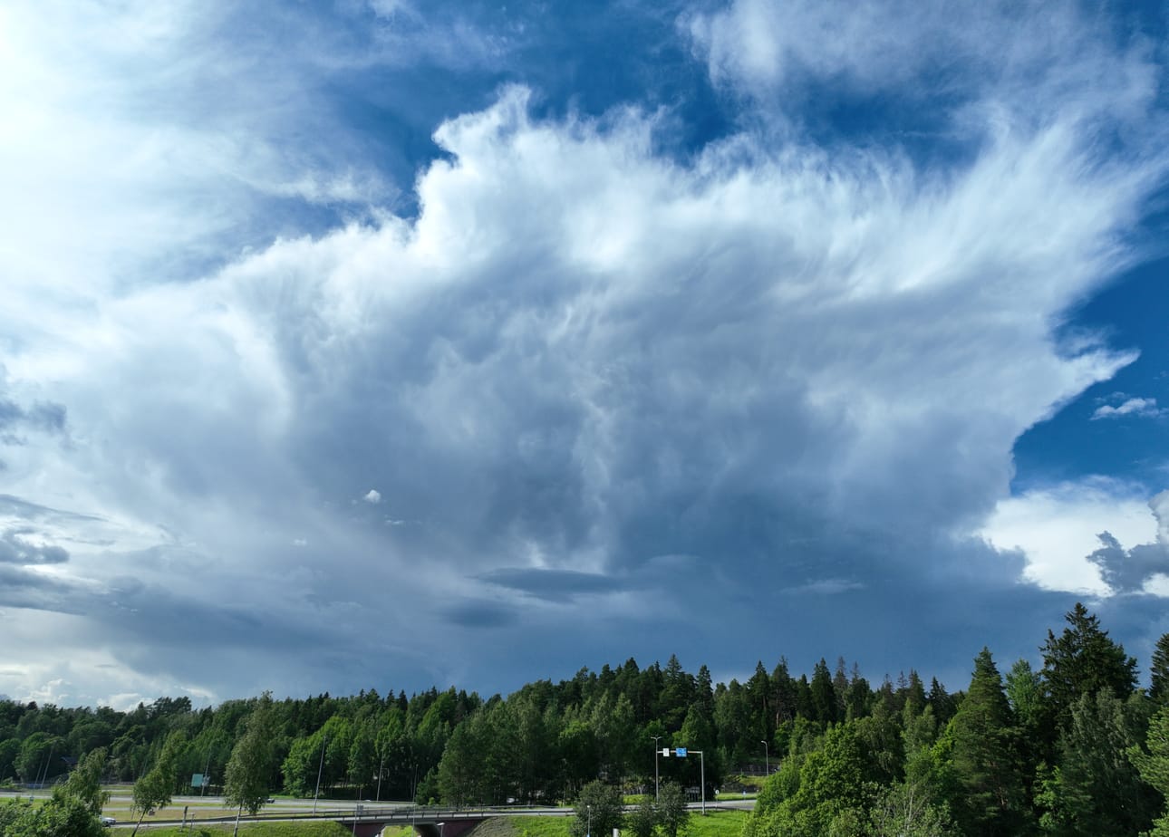 Viileää, tuulista ja sateista säätä on luvassa perjantaille.