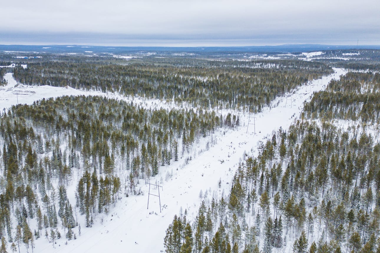 Latitude 66 Cobalt Oy:n kaivoshankkeessa suunnitellaan mineraalien prosessointilaitosta tänne Kuusamon jäteaseman lähelle. Jäteaseman täyttöaluetta näkyy kuvan vasemmassa reunassa. Voimalinja jatkuu horisontissa kohoavan Säynäjävaaran maston suuntaan.
