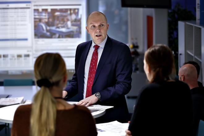 Päätoimittaja Markku Mantila toimituksen aamupalaverissa. KUVA: TOMI KOSONEN