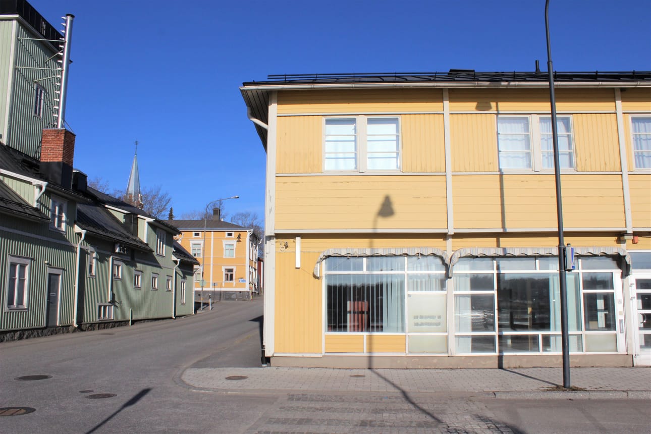 Kristiina aikoo ostaa alakerran huoneiston keltaisesta talosta Merikadun varrelta.