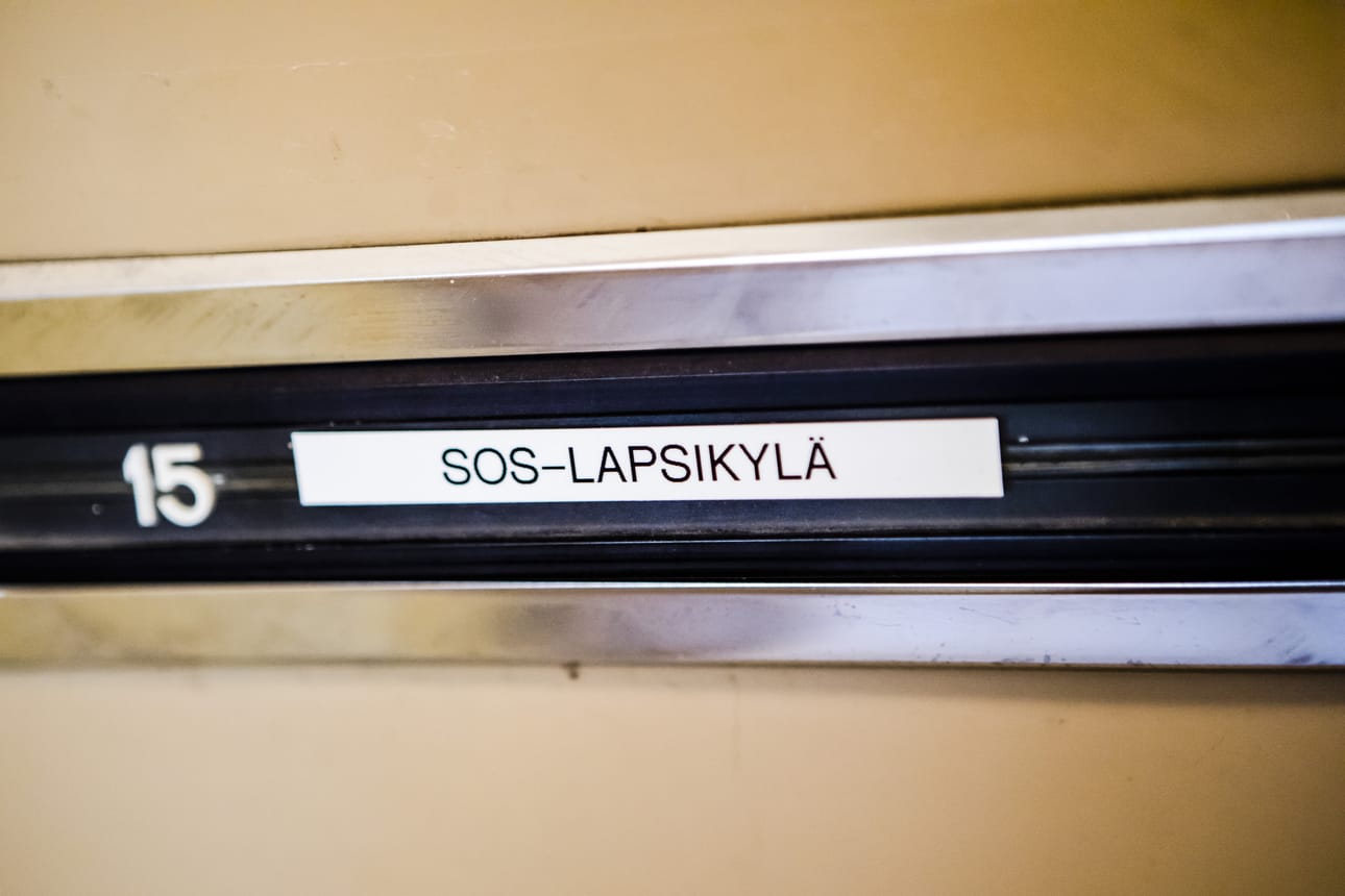 Käräjäoikeus antoi SOS-lapsikyläsäätiön Pohjois-Suomessa toimivan lapsikylän ex-johtajaa koskevan tuomion.