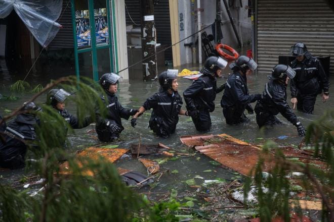 Poliisi yritti estää myskytuhoja Hong Kongissa, jota taifuuni Mangkhut runteli rajusti sunnuntaina. KUVA: JEROME FAVRE / EPA