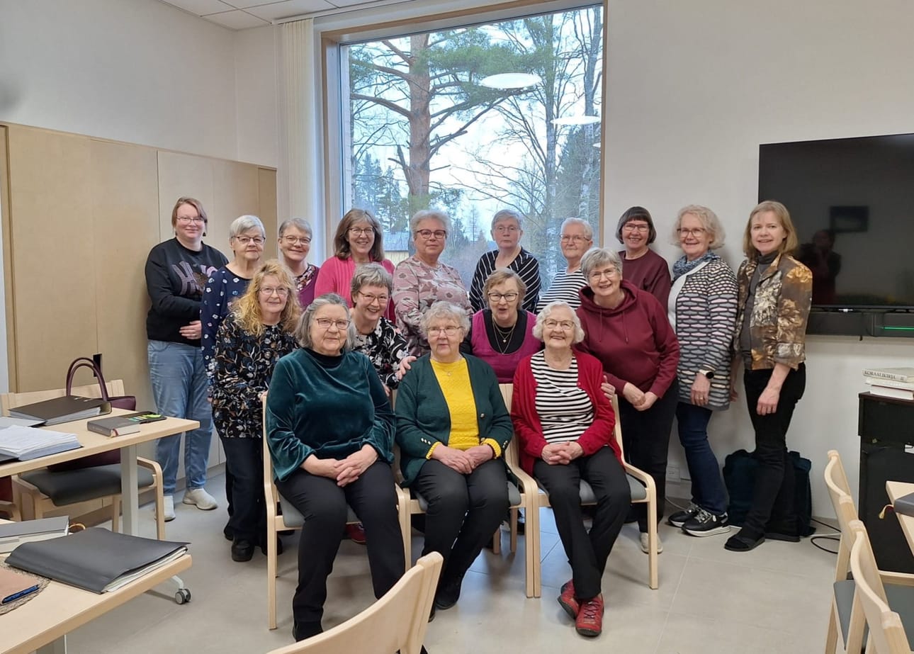 Caritas-kuoro harjoittelee parhaillaan tärkeää konserttipäivää silmällä pitäen. Kuvassa oikealla kuoronjohtaja Mari Järvinen.