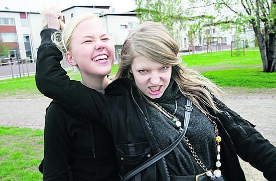 Oululaiset kaverukset Tiia (vas.) ja Mitra ovat ihan tavallisia koululaisia.