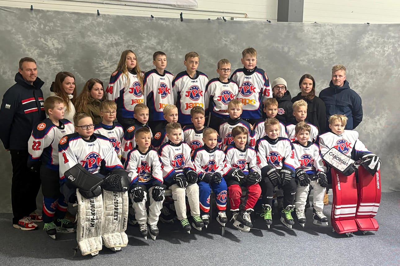 Hehku-säätiö tuen saivat myös JPK:n U8- ja U9-jääkiekkojoukkueet.