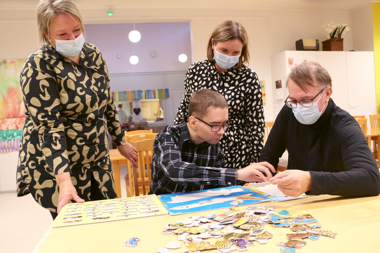 Eppu-Samuli teki yhtä aikaa kolmea palapeliä. Jari Kamusen apua ei juuri tarvittu. Marjo Korpela ja Monica Hautamäki seurasivat työn edistymistä.