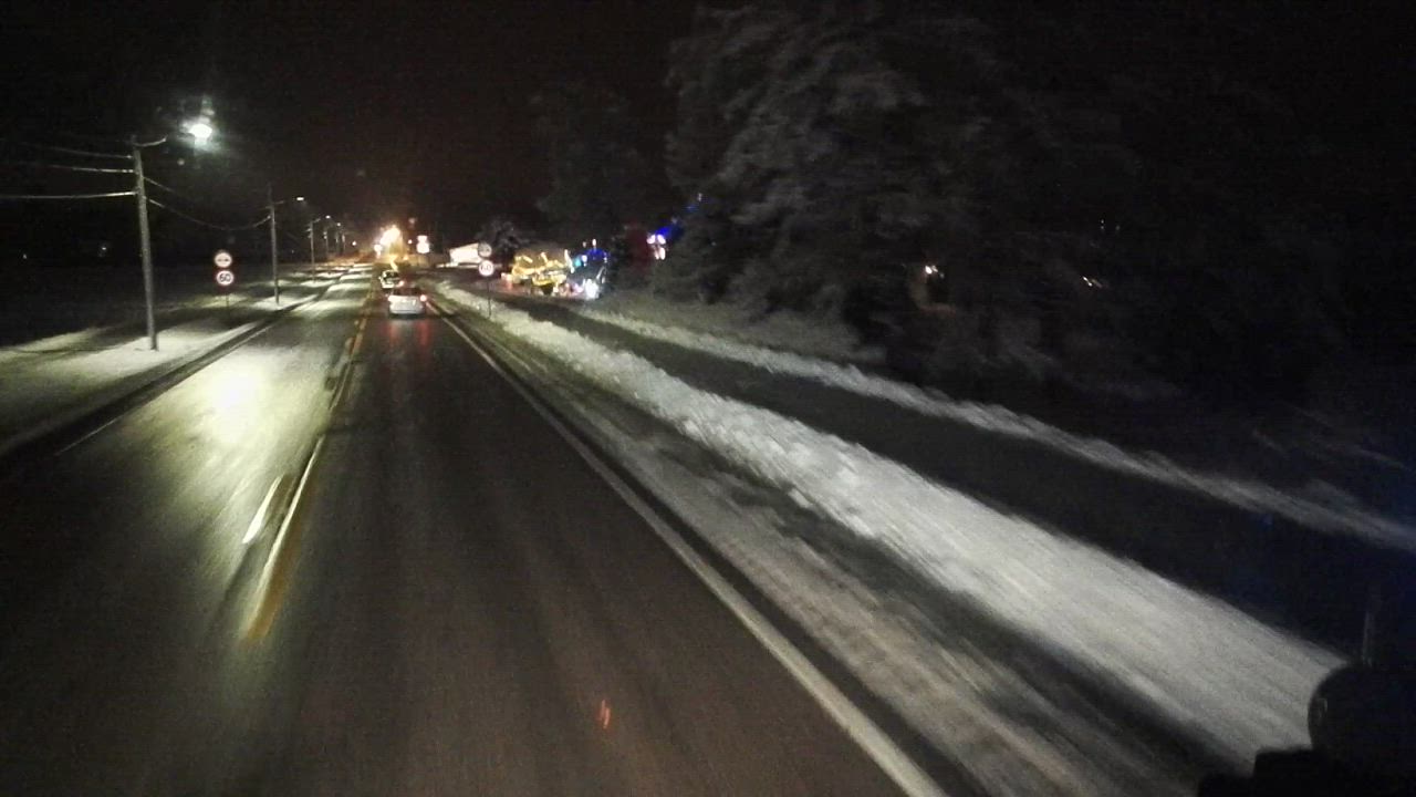Näyttävät jouluvalot tien varrella