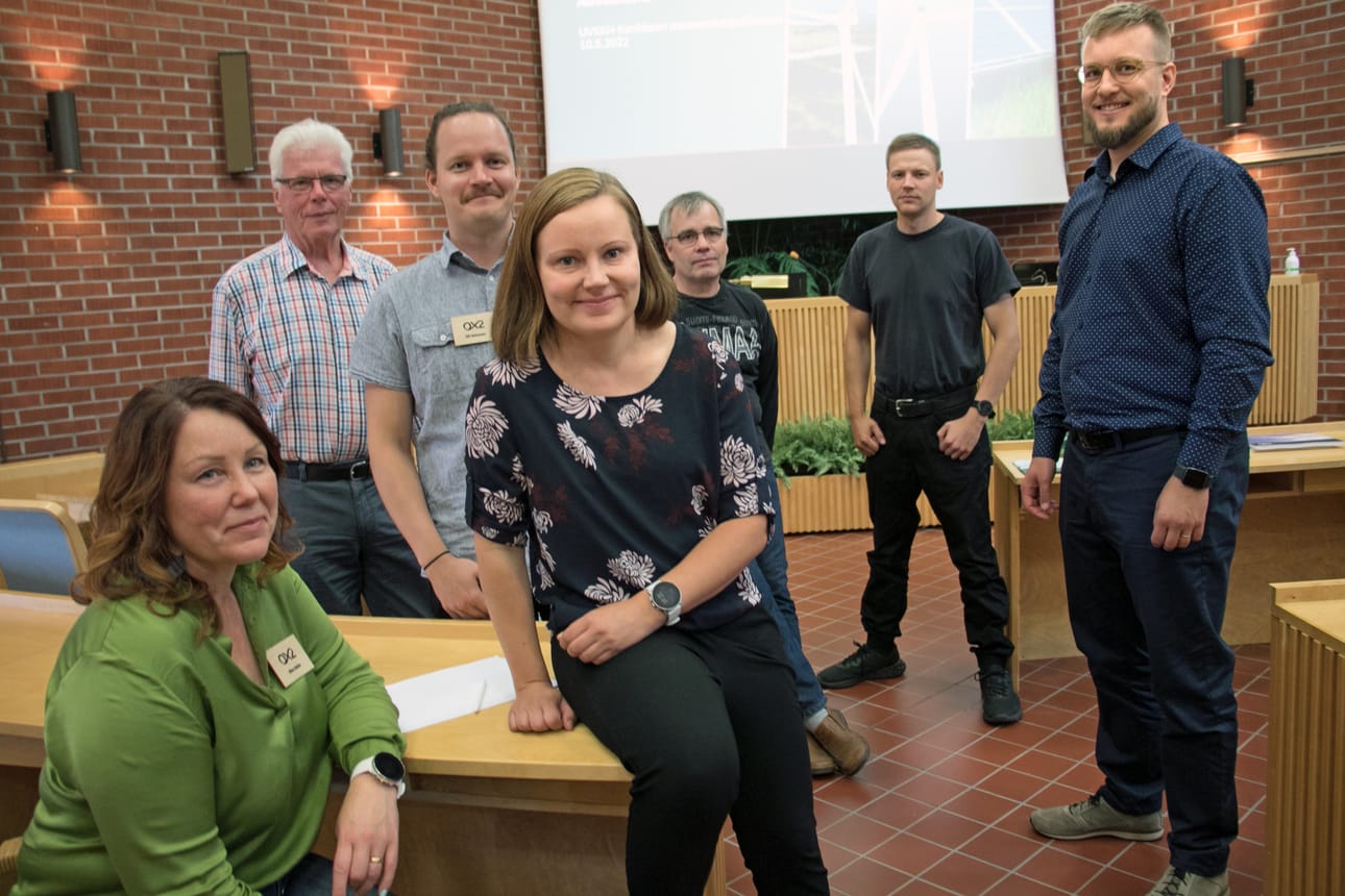 Energiayhtiö OX2:n väki Nina Alaiso (vasemmalla), Olli Heinonen, Kirsi Koivunen ja Saku-Matti Mäki (oikealla) olivat esittelemässä kauhajokelaisille maanomistajille yhtiön tarjousta aurinkovoimala-alueen vuokraamisesta. Takana vasemmalta maanomistajista Osmo Perkkiö, Tero Kilpiö ja Jaakko Varamäki.