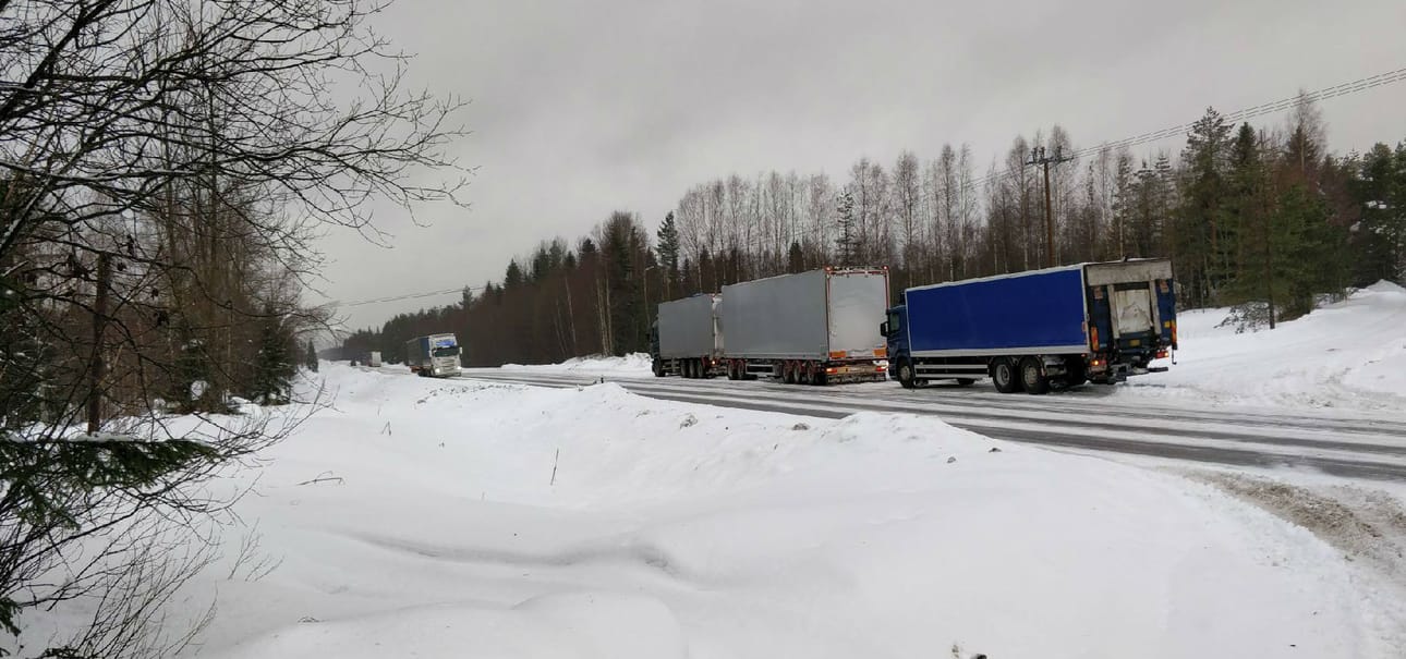 Lukija kuvasi Kuusamontiellä Hannuksessa liukkauden vuoksi tien viereen parkkiin jääneitä rekkoja.