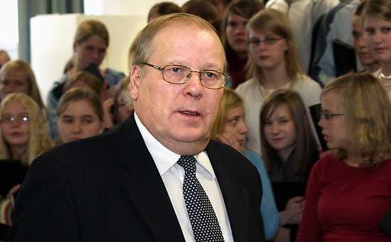 Ministeri Hannes Manninen (kesk.) rajaisi asuntolainojen valtiontakausta.