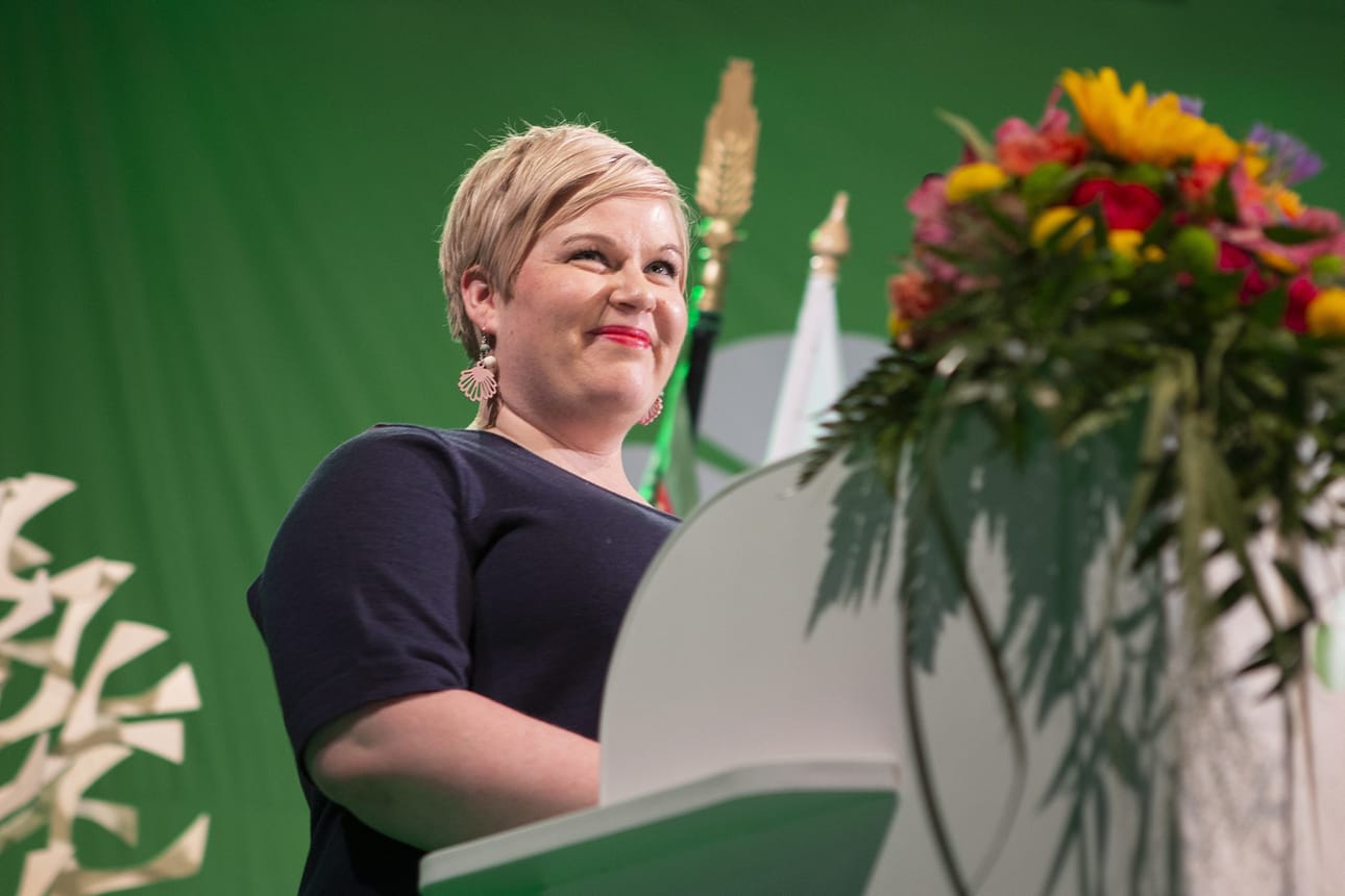 Annika Saarikko jatkaa keskustan johdossa kahden vuoden ajan.