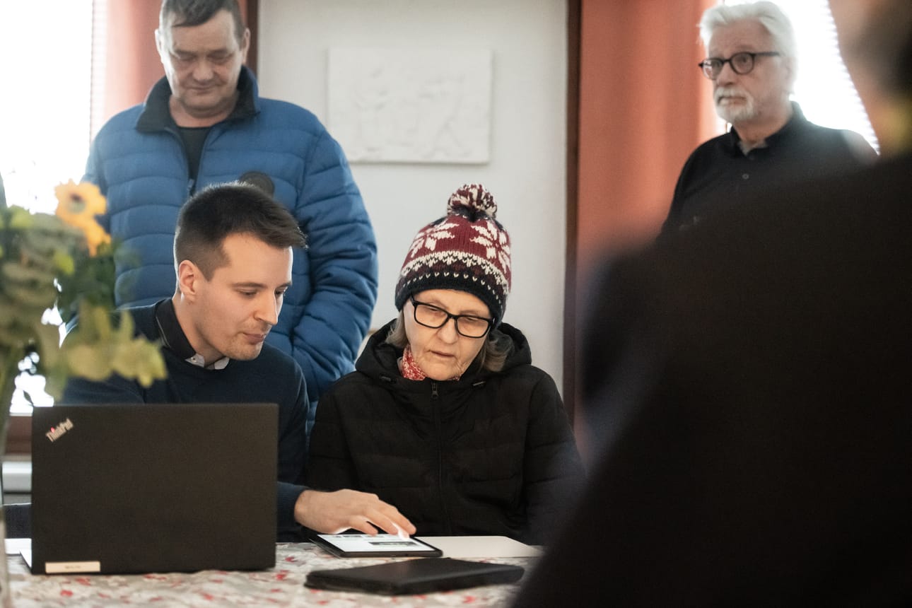 Raimo Karvonen ja Riitta Karvonen saivat apua mobiilisovelluksen asentamiseen tabletille Markus Lukkariselta.
