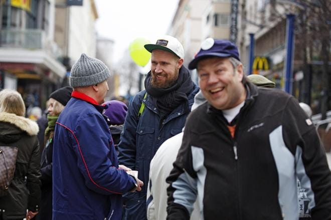Touko Aalto palasi Jyväskylään, jossa vastaanotto oli lämmin. Etualalla hymyilee Mauno Voutilainen, joka kävi "juomassa pullakahvit vihreiden piikkiin". KUVA: Petteri Kivimäki