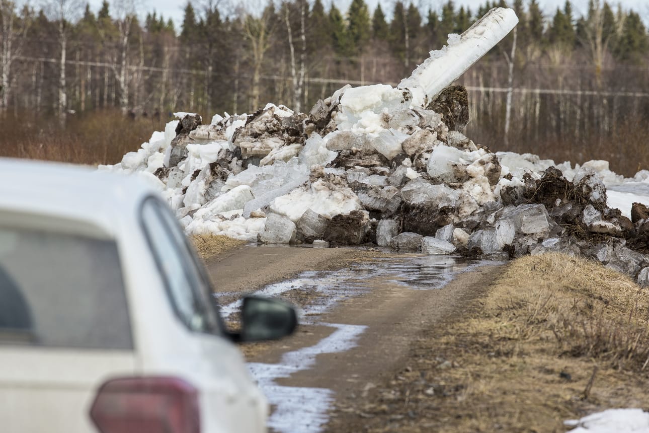 Pyhäjoen kevättulva nosti jäitä penkkatielle joen eteläpuolella. Tie on nyt katkaistu.