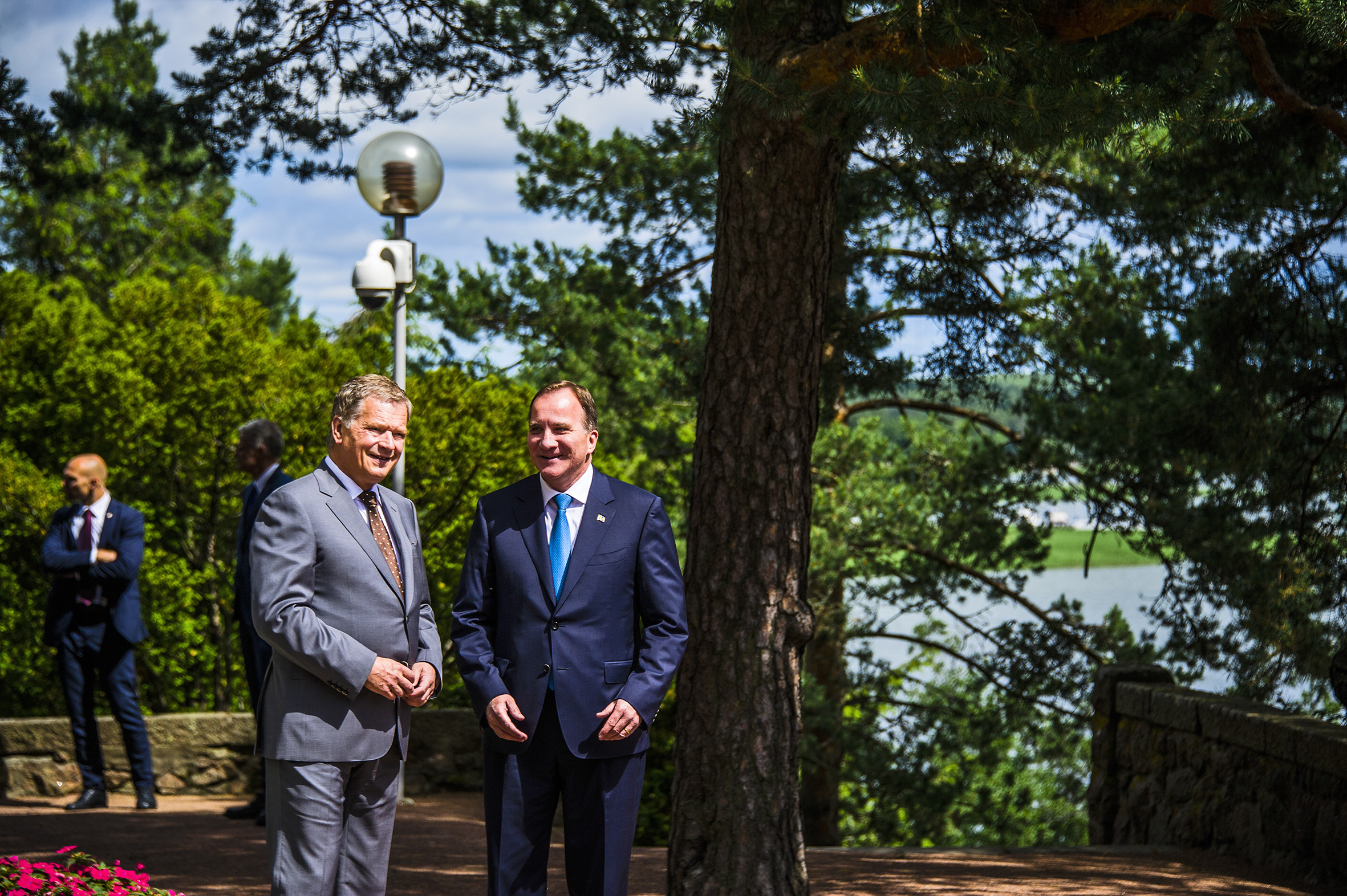Tasavallan presidentti Sauli Niinistö (vas.) tapasi Kultarannassa muun muassa Ruotsin pääministerin Stefan Löfvenin.