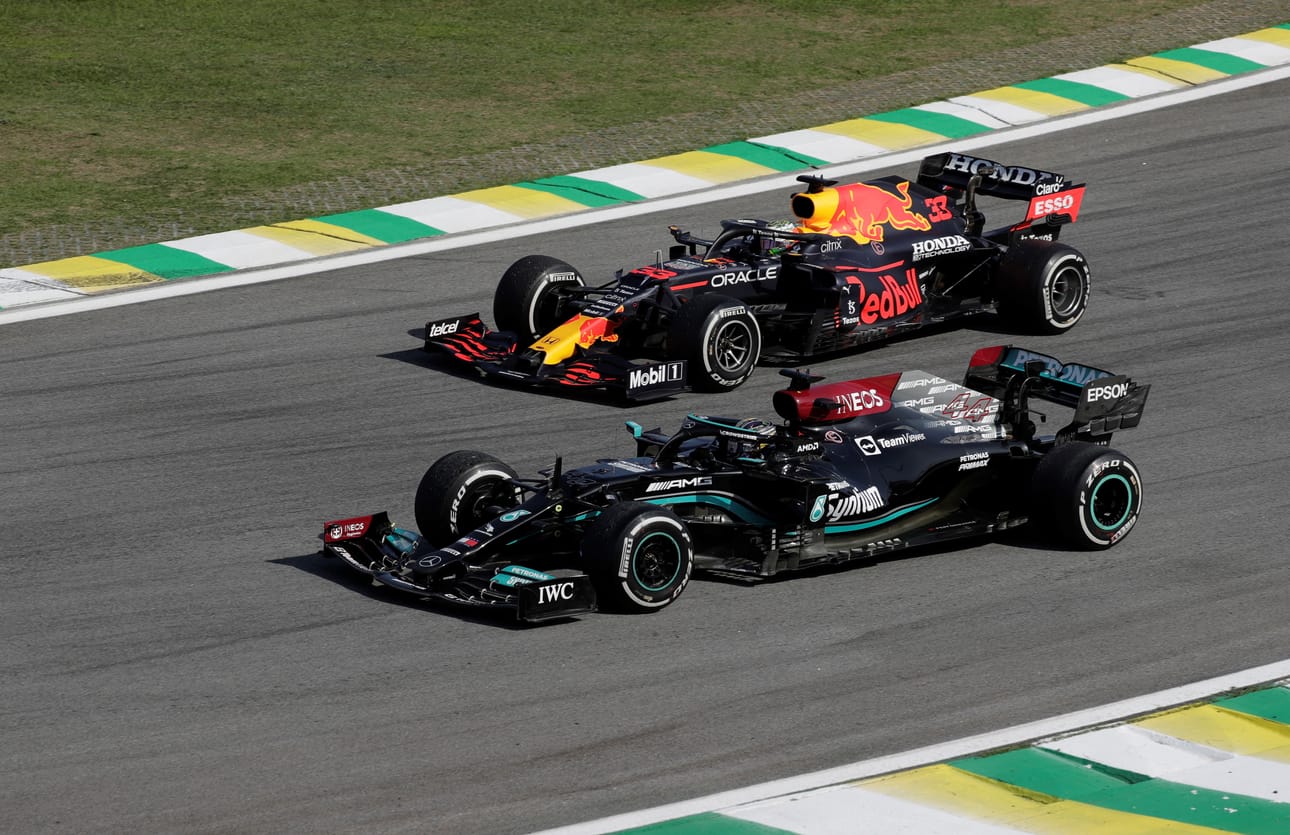 Lewis Hamilton ja Max Verstappen taistelevat maailmanmestaruudesta.
