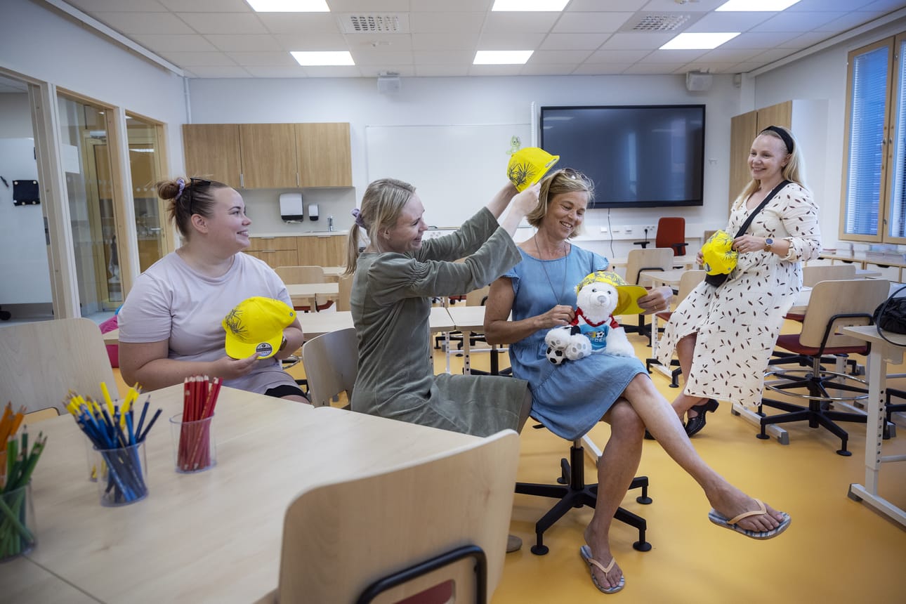 Sonja Koskela, Hanna Laaksonen, Kira Genas ja Elina Rantamäki aloittivat yhdessä uusien oppilaiden kanssa maanantaina työskentelyn Variskan koulun uudessa lisäosassa.