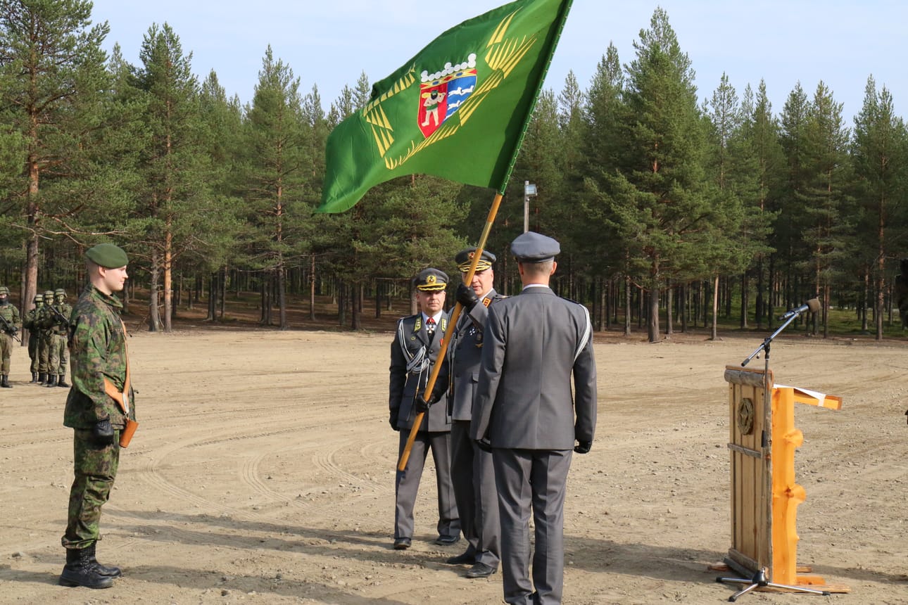 Maavoimien komentaja kenraaliluutnantti Petri Hulkko luovuttaa Jääkäriprikaatin lipun sen uudelle komentajalle, eversti Sami-Antti Takamaalle.